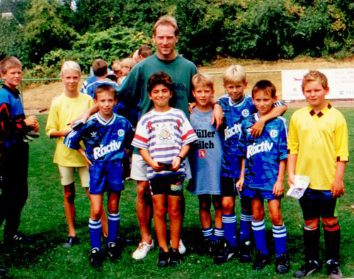 1994: Andreas Müller mit Kindern der Fußballschule Schalke 04