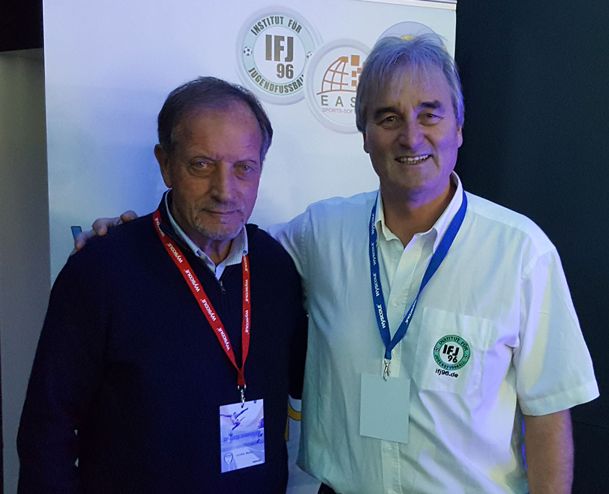 Renzo-Ulivieri (Itaienischer Fußballtrainer Verband) versorgte sich mit zahlreichen Büchern und DVDs für die Ausbildung der italienischen Trainer.