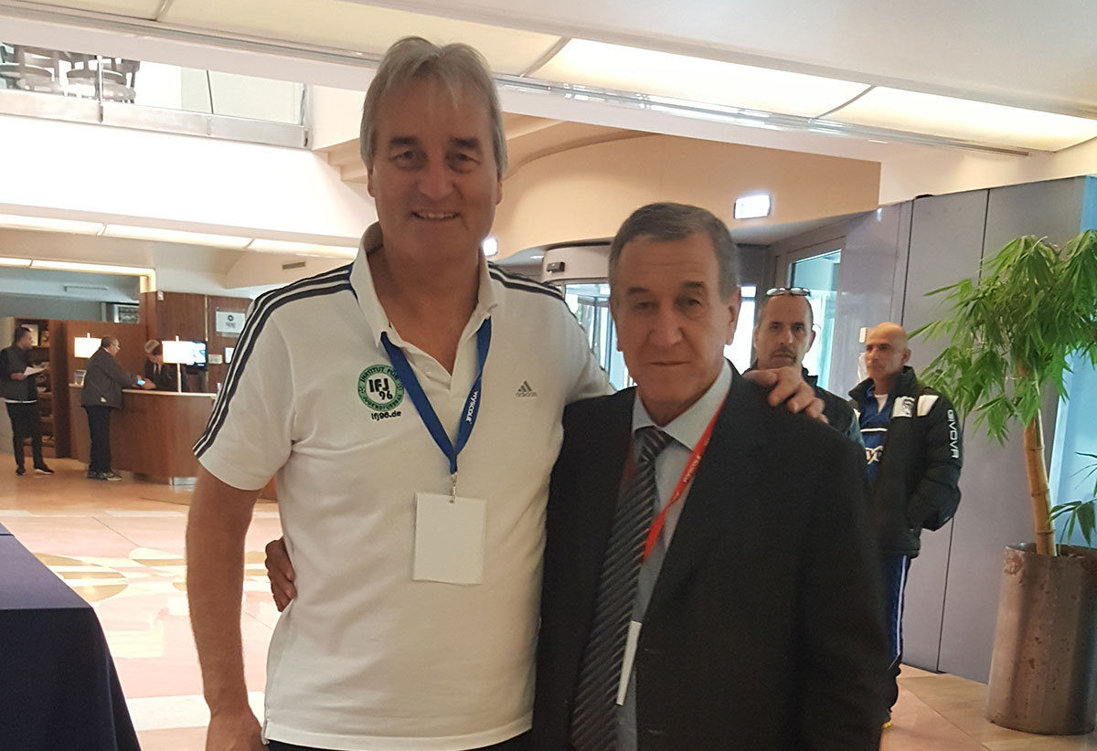 Carlos-Alberto-Parreira hier mit Peter Schreiner in der Lobby des Sheraton Hotels (Veranstaltungsort des 37. Symposium der AEFCA)