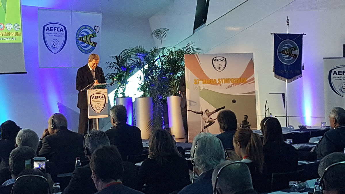 Walter Gaag (President AEFCA) eröffnet den Kongress