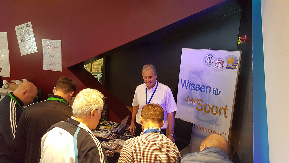 Trainer und Delegierte aus mehr als 50 Ländern informierten sich am Stand des Instituts für Jugendfußball und easy Sports-Graphics.