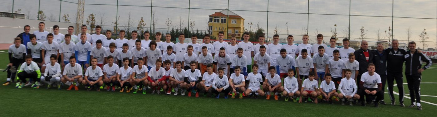 Teilnehmer und Trainer des Camps in Durres 2017. Es fehlen die U17 Nationalspieler, die mit Besnik Kollari auf einem internationalen Turnier sind und später eintreffen werden.