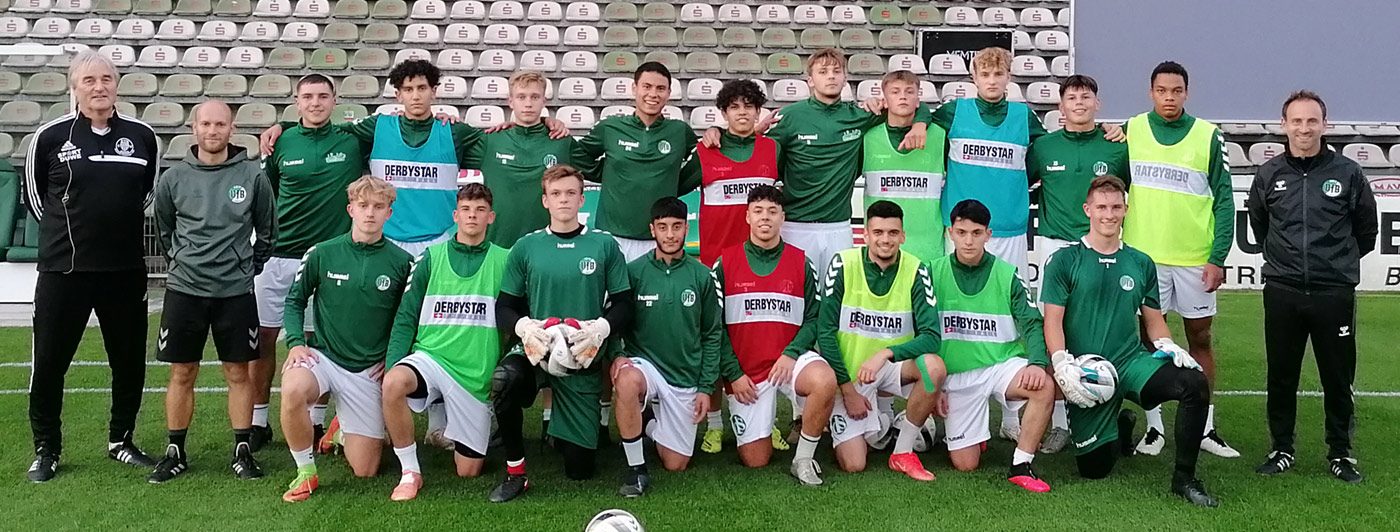 Vorführgruppe (U23 und U19 des VfB Lübeck) zur Praxisdemonstration „Individualtraining für Torjäger“