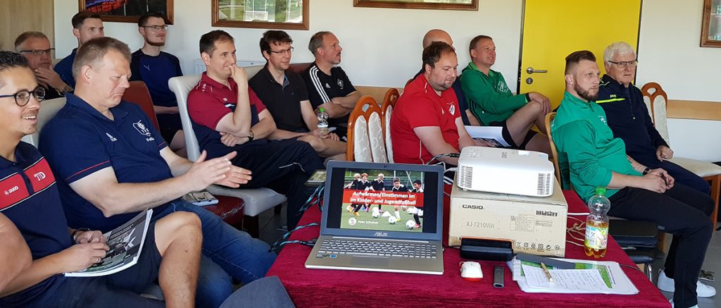 The participants concentrated hard during the theory session on the topics: warming up (1) and "Finishing training – The 8 stages from beginner to goalscorer" (2)