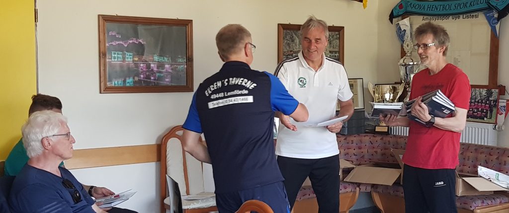 Dirk Feldkötter and Peter Schreiner presented the coaches with their well-earned certificates and the sponsor pack.