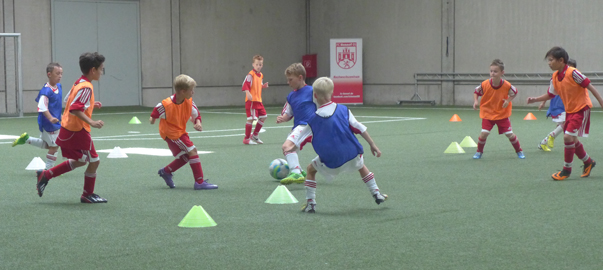 Fussballspiel mit Schwerpunkt Passen