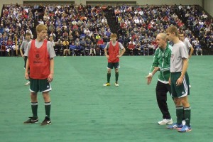 Soccer Tactics: Ralf Peter shows the approach runs of the strikes.